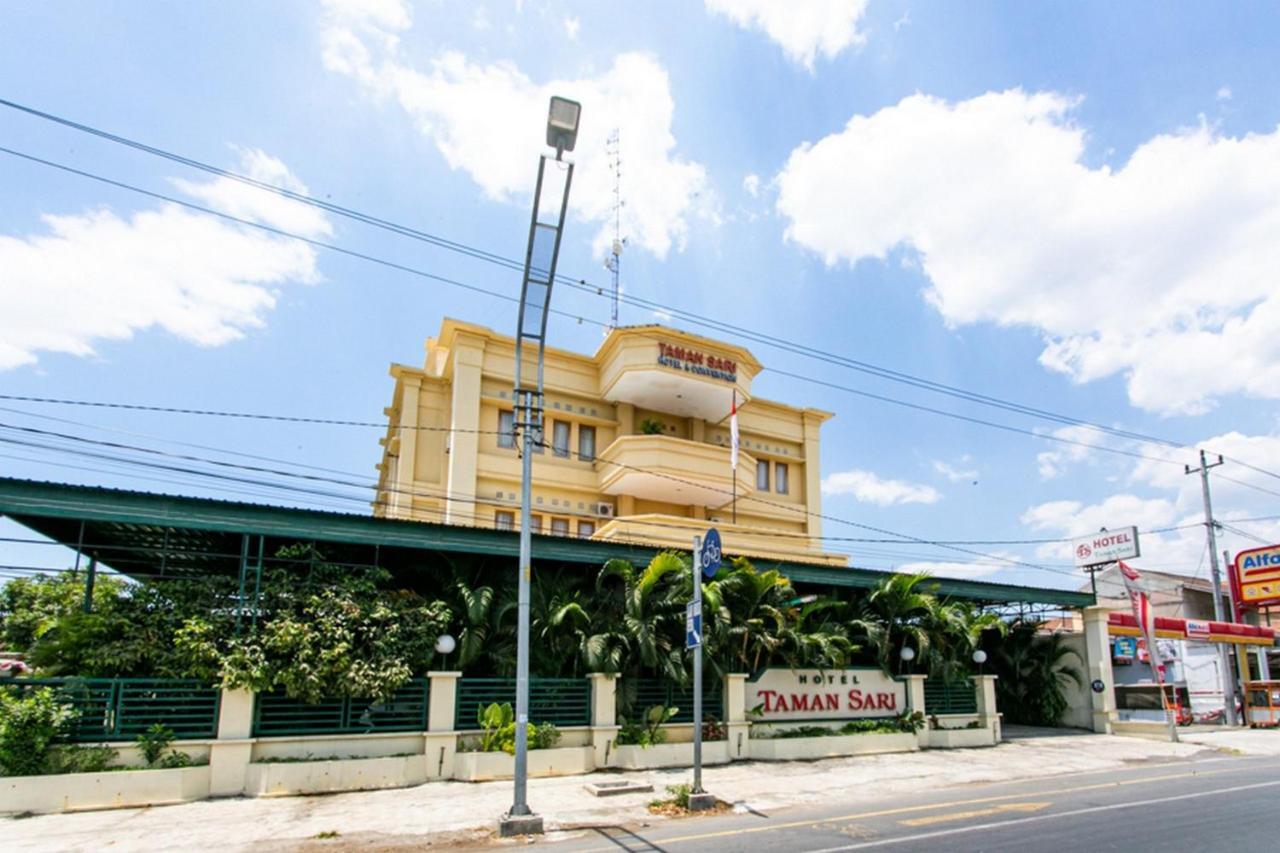 Reddoorz Plus Near Alun Alun Karanganyar Surakarta  Exterior photo